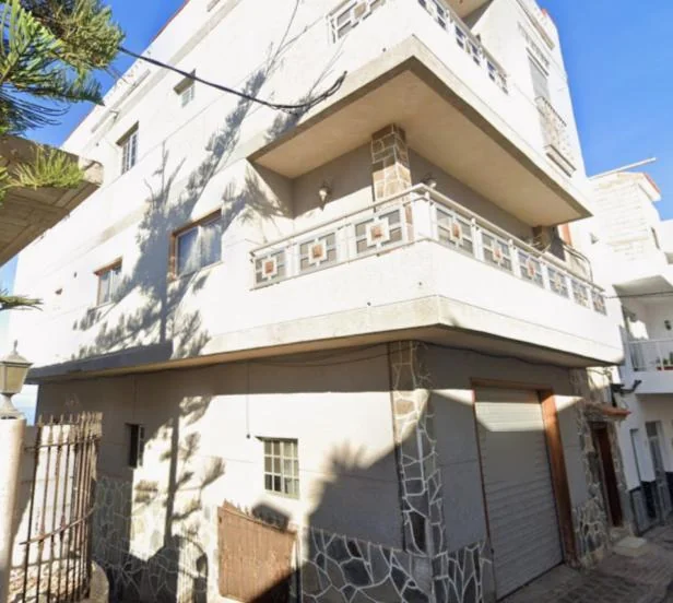 Edificio con dos viviendas, local y trastero